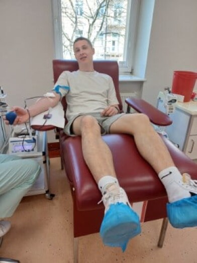 Uczeń podczas oddawania krwi