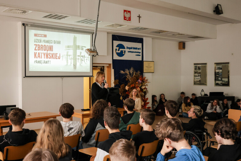 spotkanie z młodzieżą na auli z okazji  Dnia Pamięci Ofiar Zbrodni Katyńskiej -  przemawia Z. Kukiełka